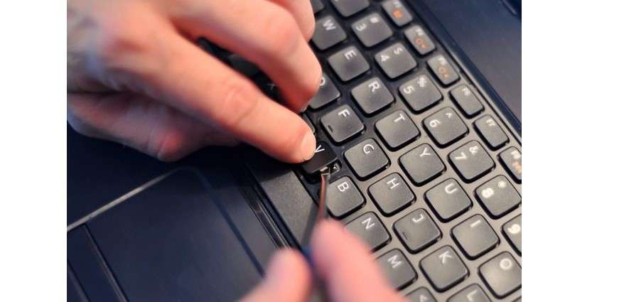 Як почистити клавіатуру ноутбука від бруду, сміття, розлитих напоїв!