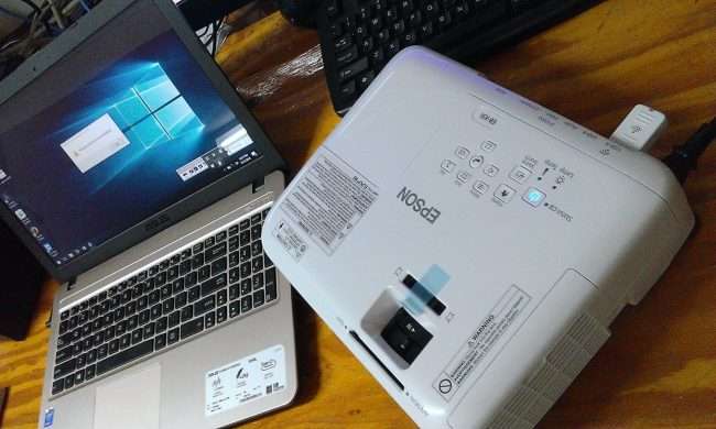 Огляд проектора Epson EB-X31: Для дому і роботи